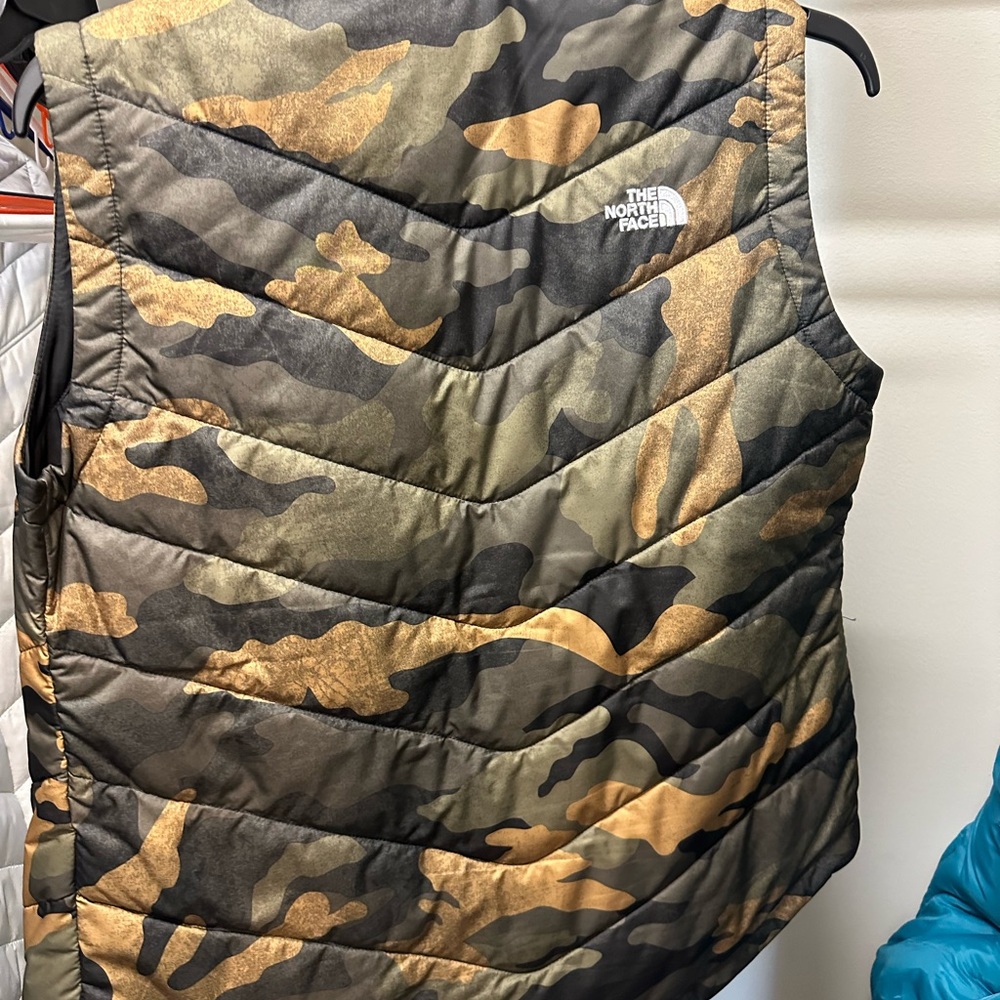 North face vest size M. Only worn a few times.